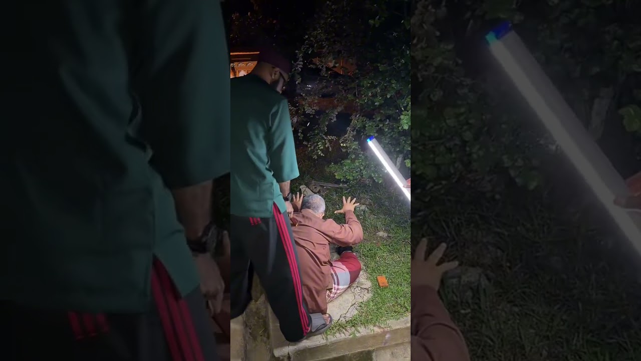 Tok singa Mengeluarkan buhulan sihir yang tertanam dirumah pesakit dengan izin Allah swt