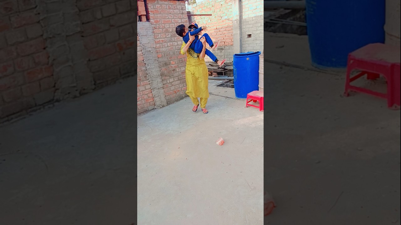 mummy ne jhadu se mara village funny comedy viral video#youtubeshorts #shorts please like 👍