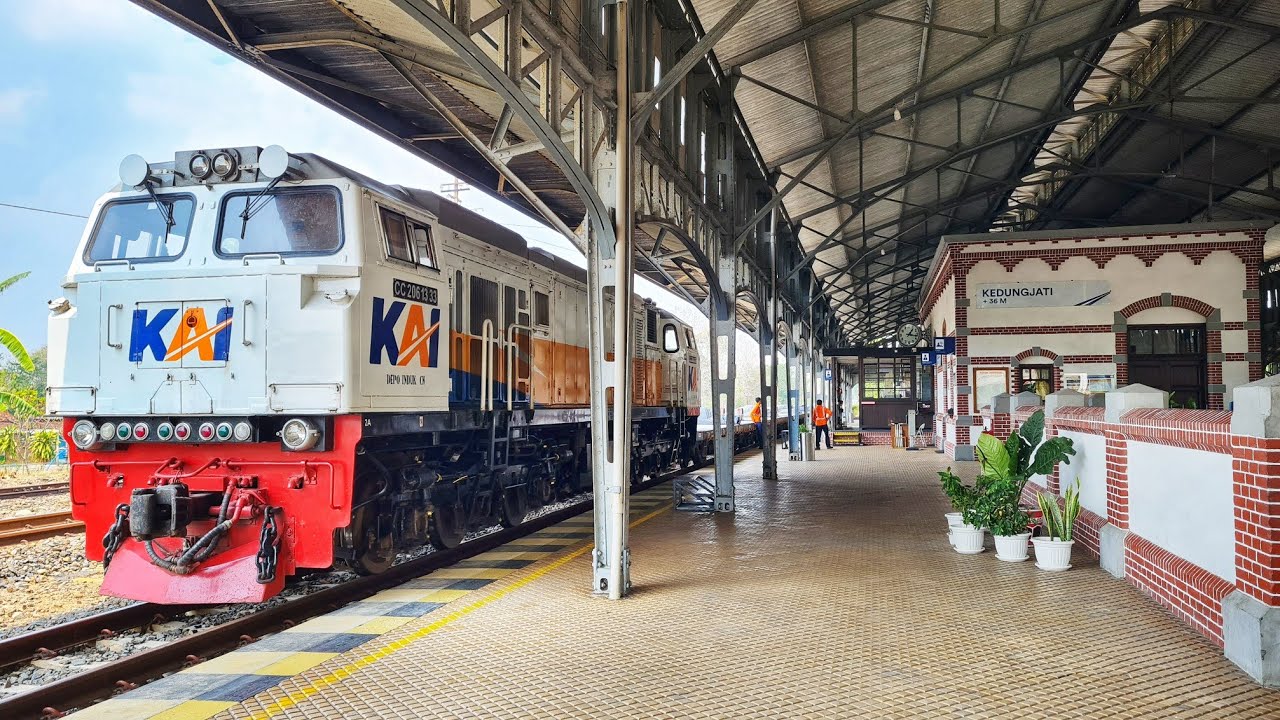 Stasiun Tengah Hutan Jati Paling Aesthetic Zaman Belanda Sibuk Lalu Lintas Kereta Disini.