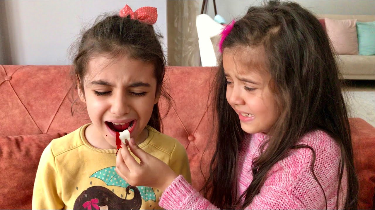 Eflin Ela Kuzeni Esmanurun Sallanan Dişini &Ccedil;ekti ! خلع إيفلين إسمانورون أسنانه