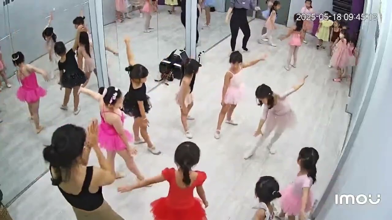 Sushi tập múa tại Lin dance studio