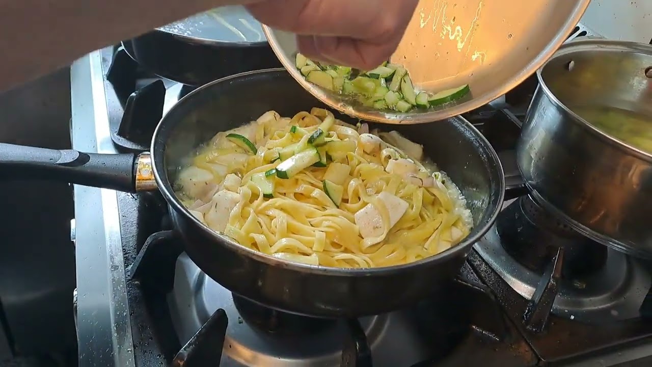 Tagliatelle aux Calamar, Courgettes et Bottarga