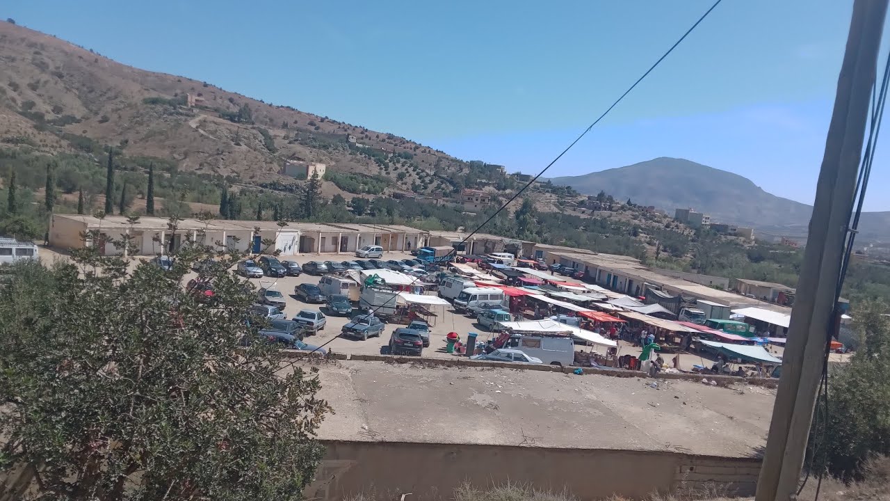 سوق الخميس بمنطقة سيدي علي بورقبه