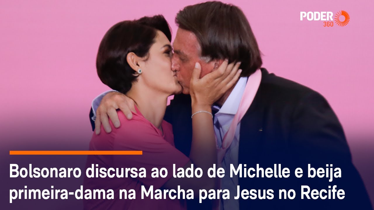 Bolsonaro discursa ao lado de Michelle e beija primeira-dama na Marcha para Jesus no Recife