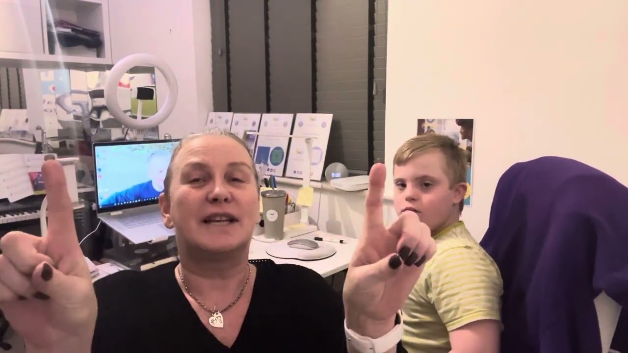 Makaton for ‘COMPUTER’ 🖥️
