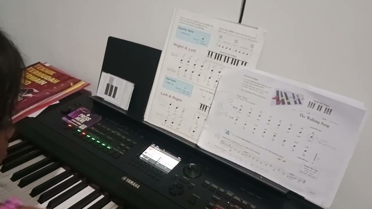 Vania ngerjain PR nya belajar Piano #pianowynne 