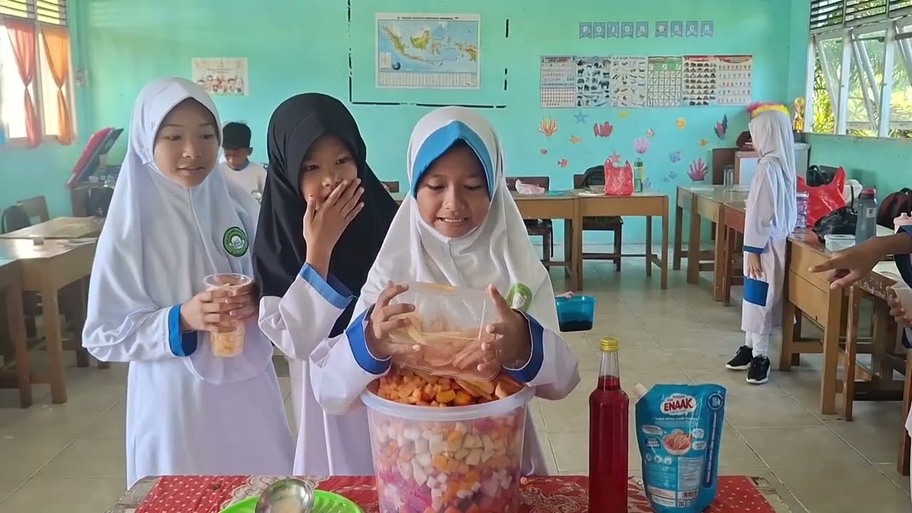 KO 4B SDS Assalam. Tema Makanan Sehat, Membuat Es Buah