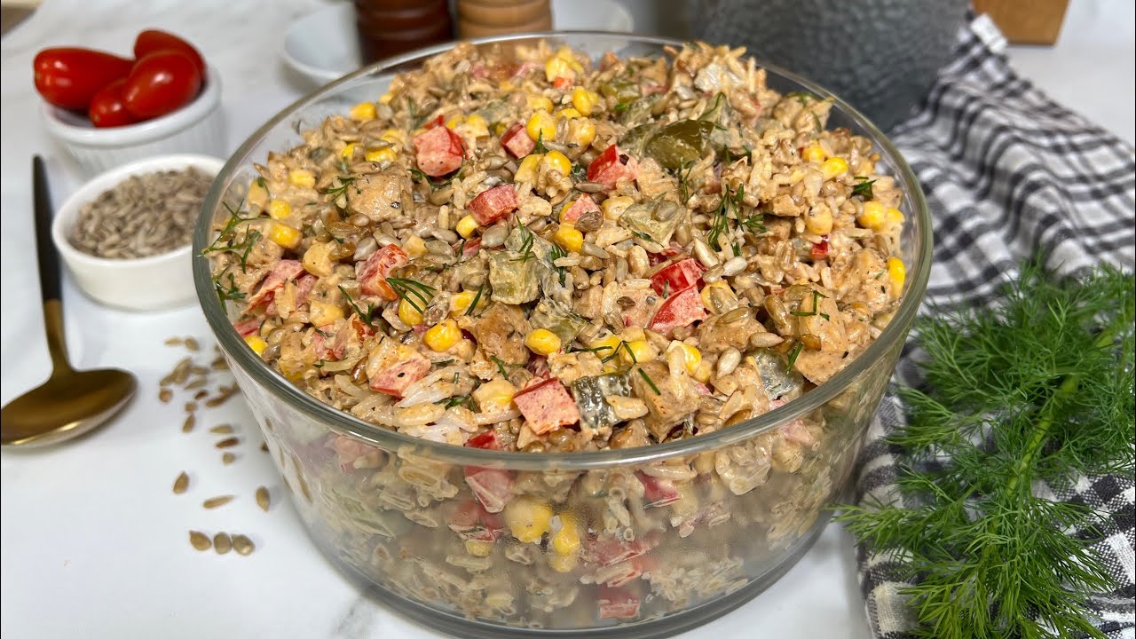 Salad with chicken and roasted sunflower seeds