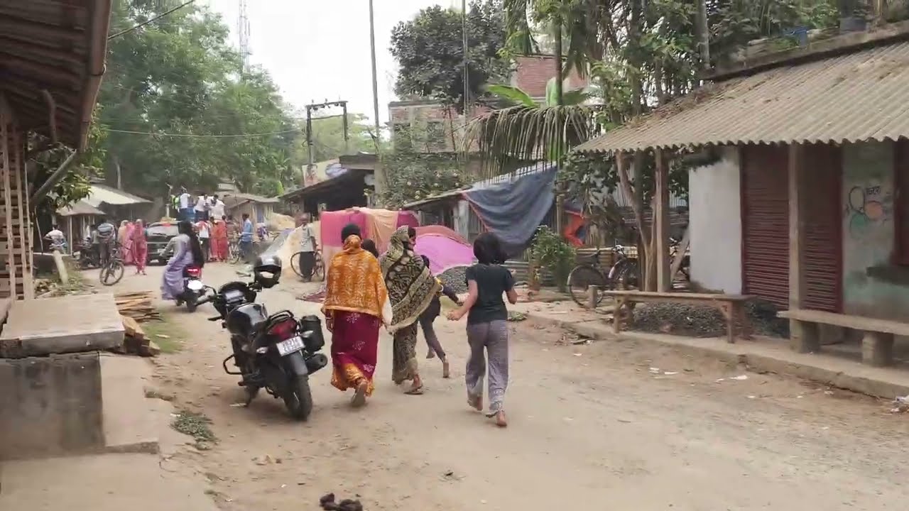 গ্রামে কেউ বিয়ে করে এলে সবাই কিভাবে আনন্দে ছুটে দেখো