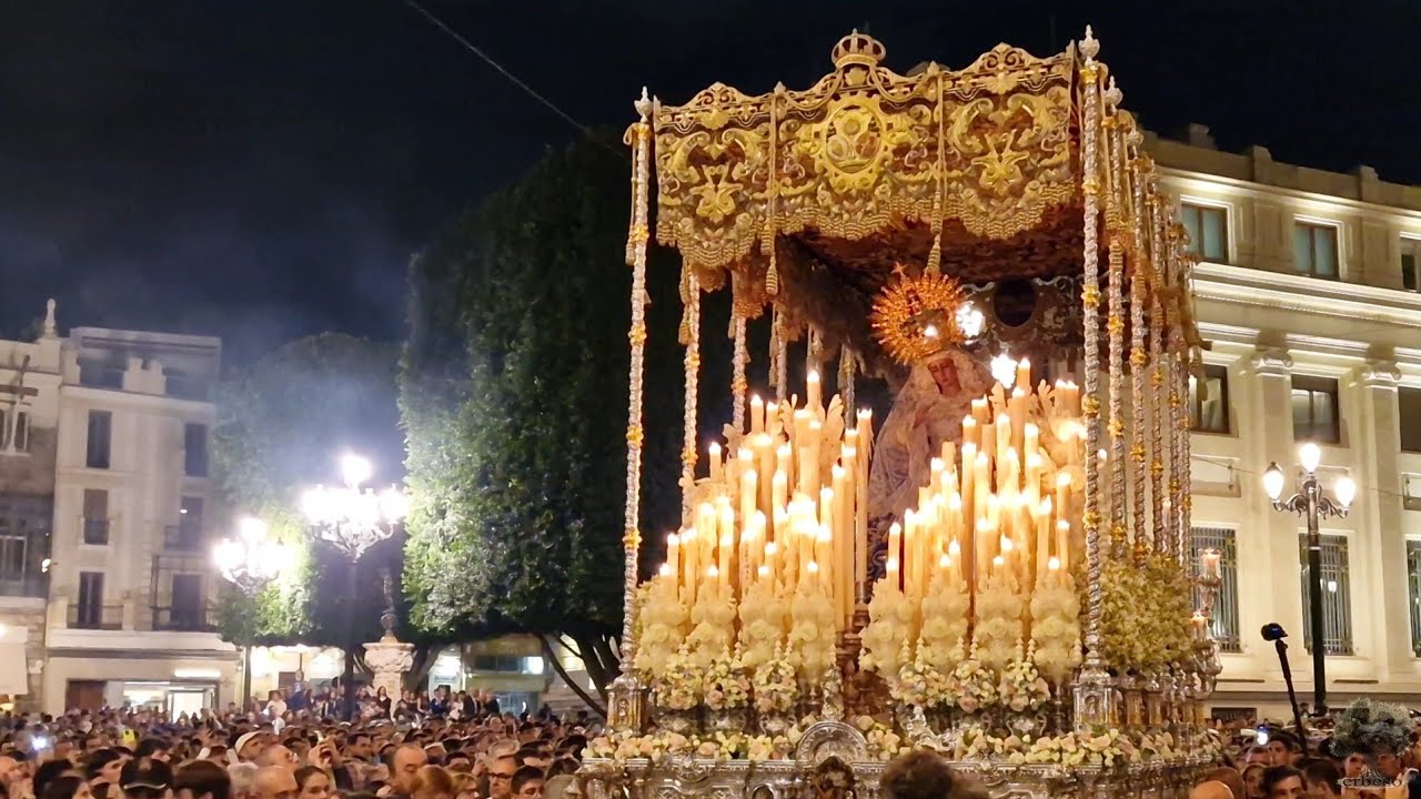 La Virgen de las Angustias por plaza Nueva acompañada por la AM Los Gitanos