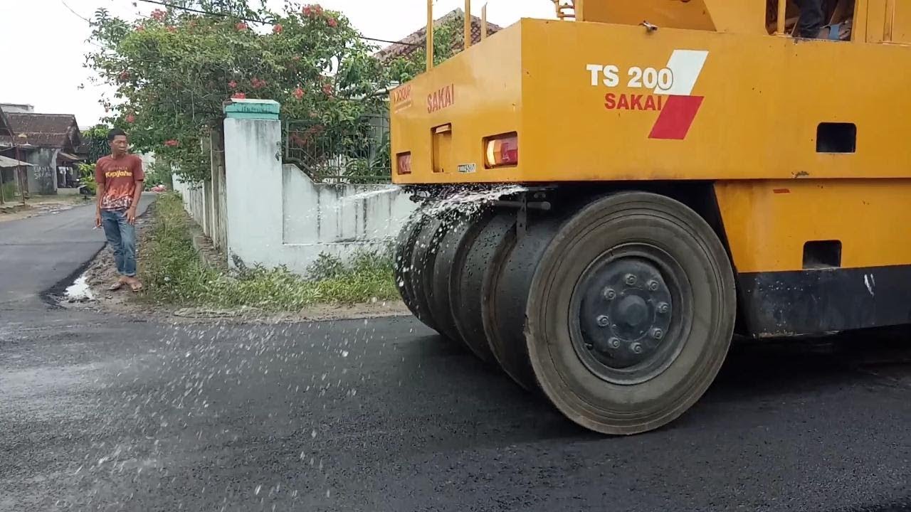 Road Work Asphalt SAKAI TS200 Pneumatic Tire Roller Compacting Hot Mix