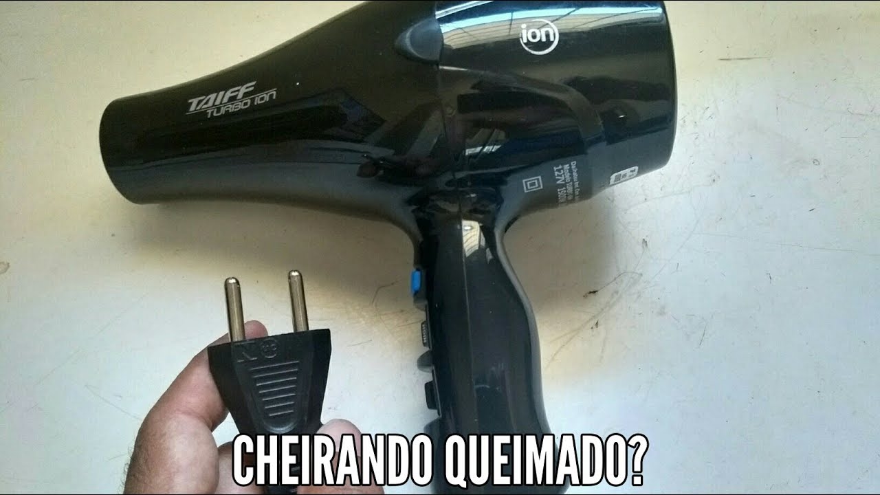 SECADOR de cabelo cheirando queimado