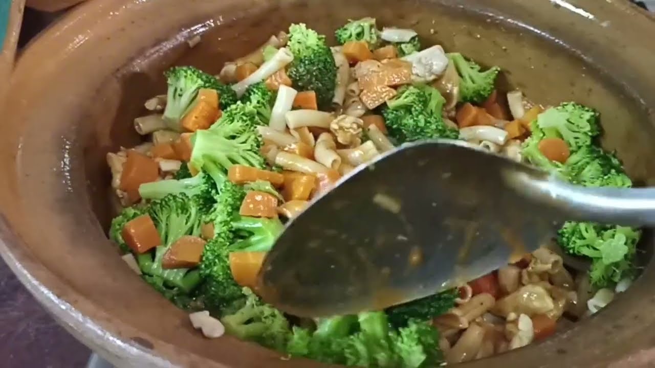 C&oacute;mo hacer pasta explosiva con pollo, br&oacute;coli y zanahoria.