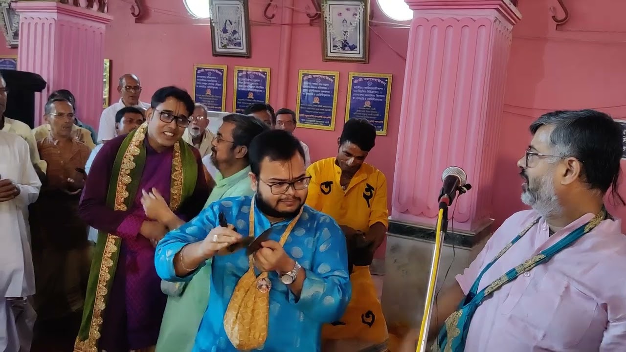 Prabhupada Srila Ratan Krishna Goswami bhog Aratrik kirtan korchen.