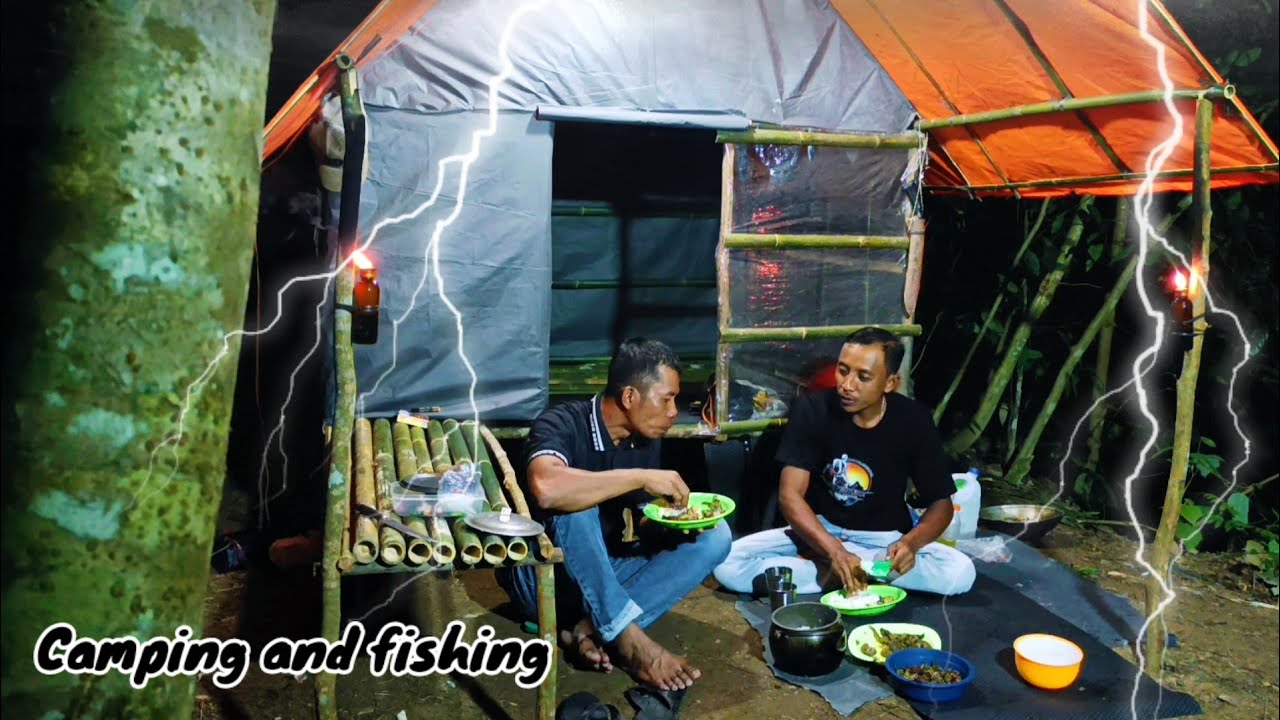 Camping-Membangun Tempat Untuk Bermalam Yang Hangat Sambil Mencari Ikan/Untuk Lauk Makan Malam//ASMR