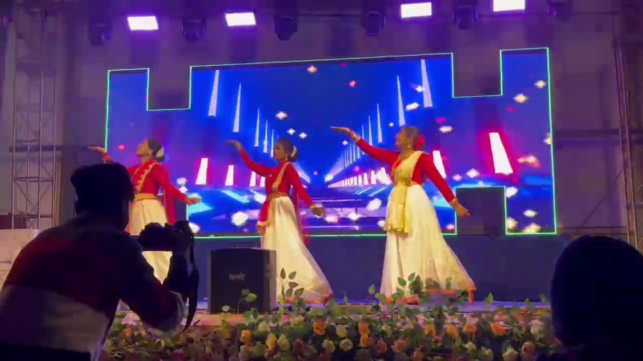 Moms dance #dancesteps #stageshow #motivation #hindisong #nainowalenedance 