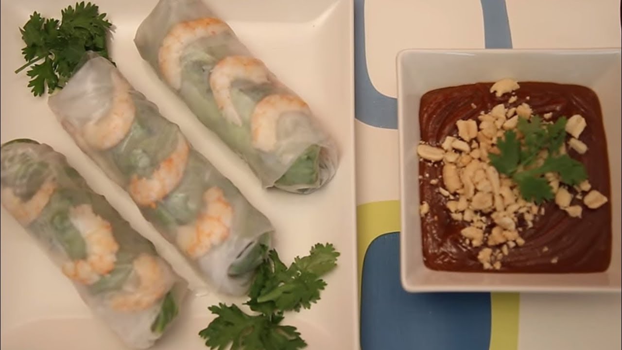 Rollitos vietnamitas frescos y deliciosos, acompañados por la música del Dan Tranh y el Dan Bau