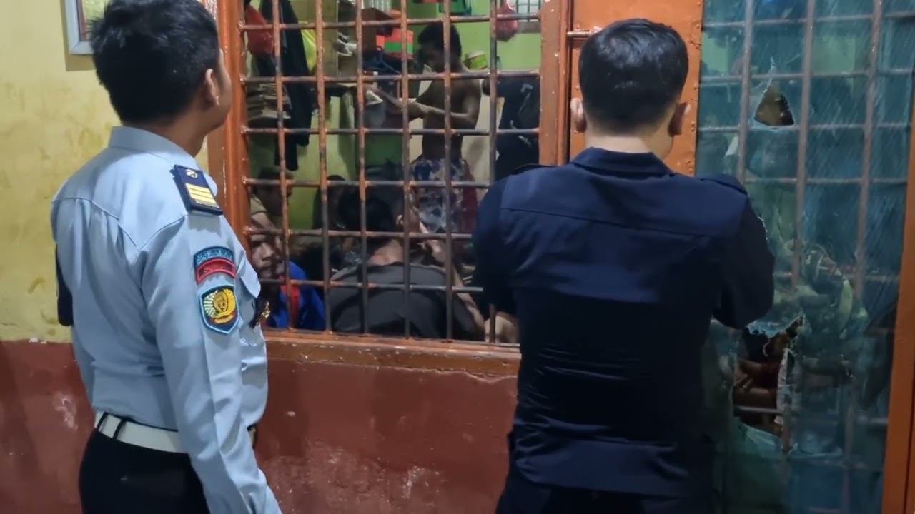 Pastikan Aman & Kondusif Jelang Akhir Tahun 2022 , Lapas  Labuhan Ruku Gelar Razia Kamar  Hunian WBP