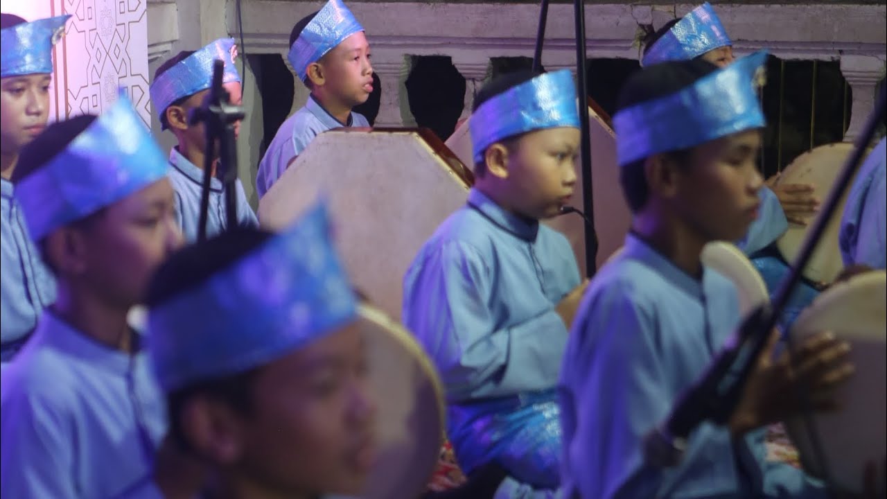 Hadroh Riyadhul Muta'alim tampil dalam parade hadroh di Depok