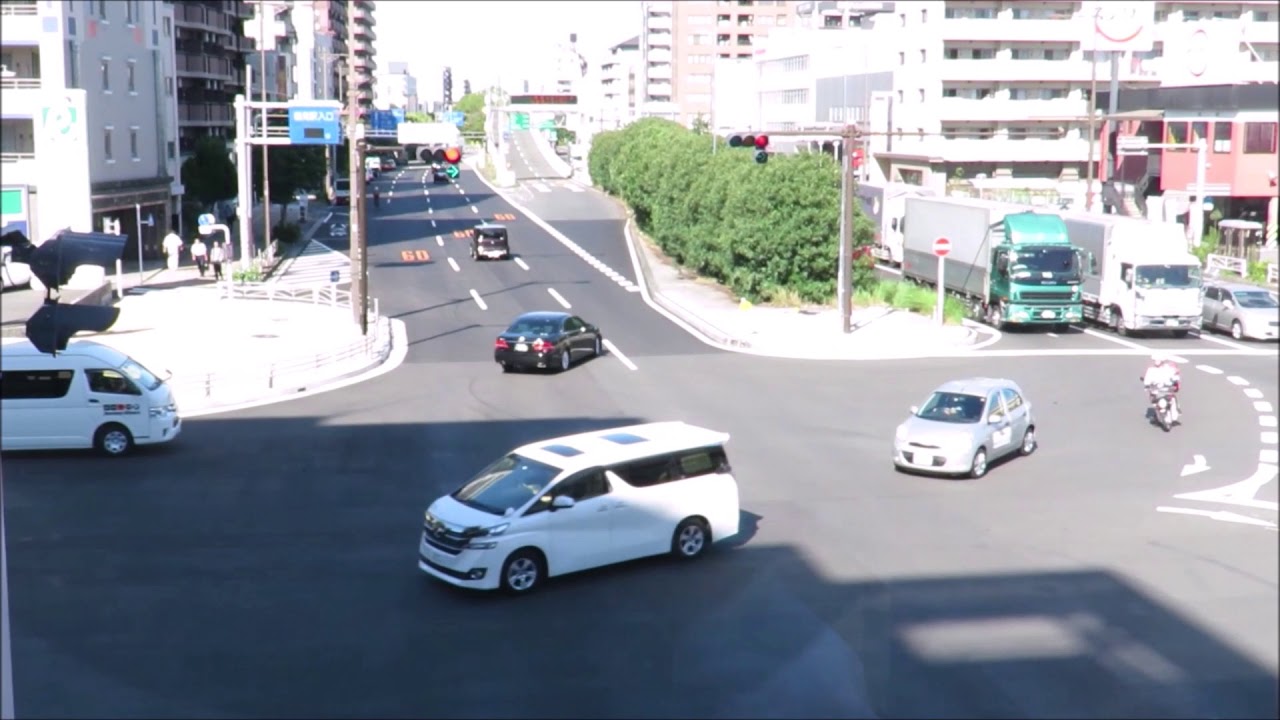 京浜急行踏切事故　トラックはなぜ細い道を通ったのか　トラップにはまったようなルートをたどる