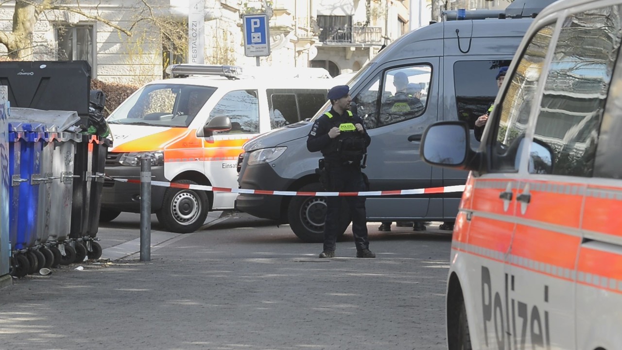 Zürich ZH: Polizei riegelt Gebiet ab