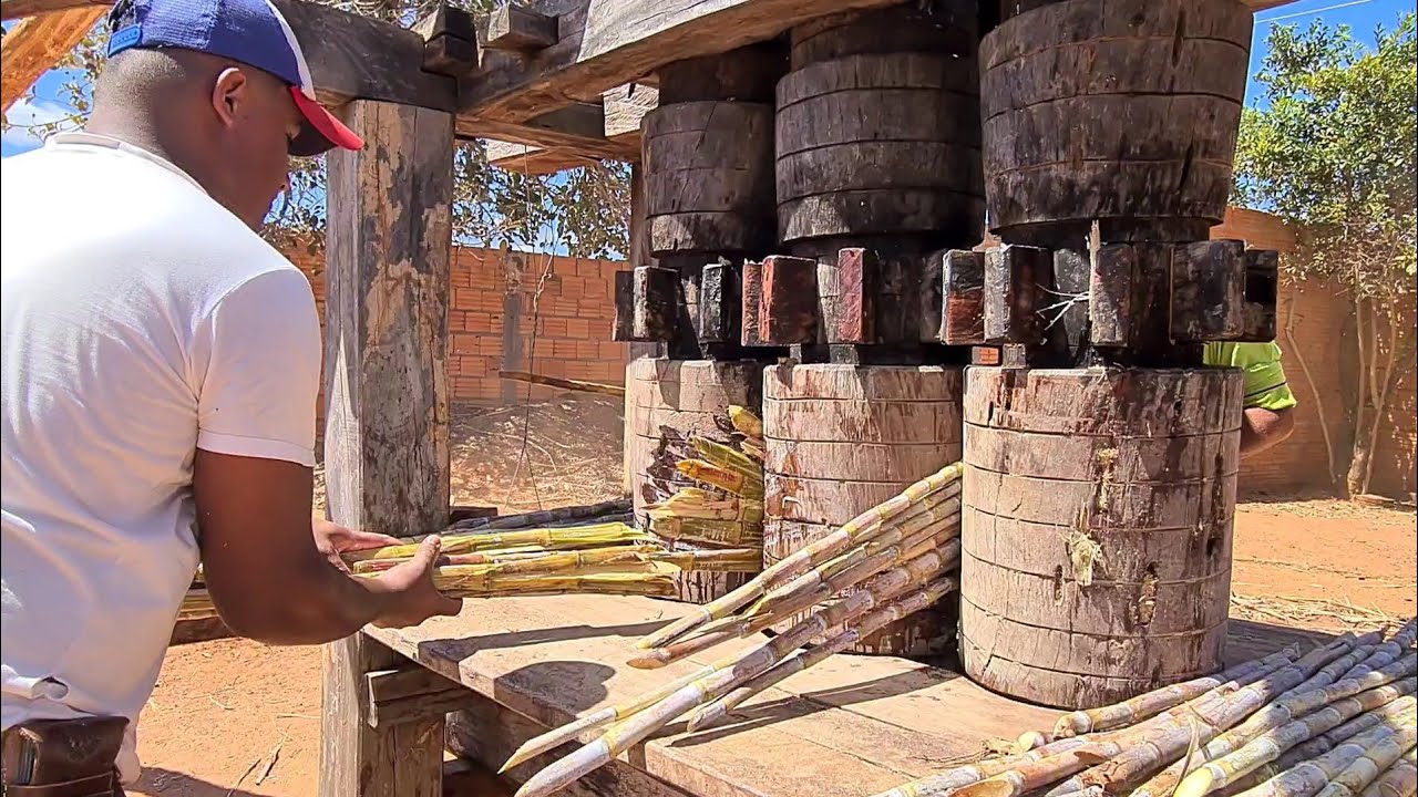 o velho engenho de pau, moagem de cana, povoado João Moreira são João da Ponte MG
