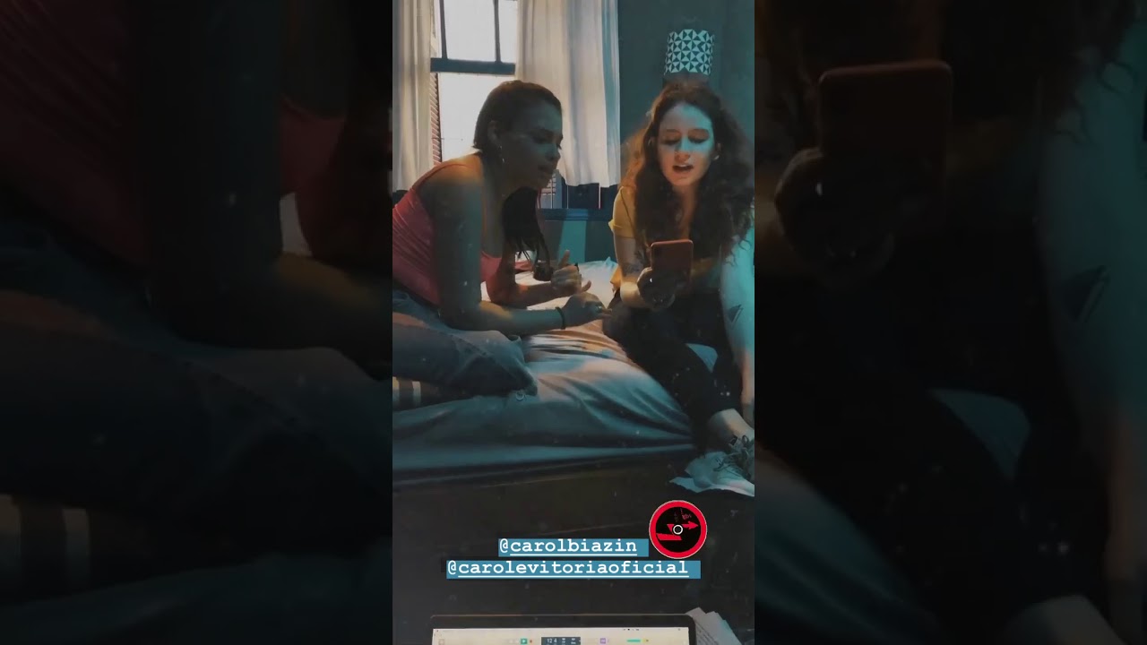Carol Biazin e Carol Marc&iacute;lio cantam juntas