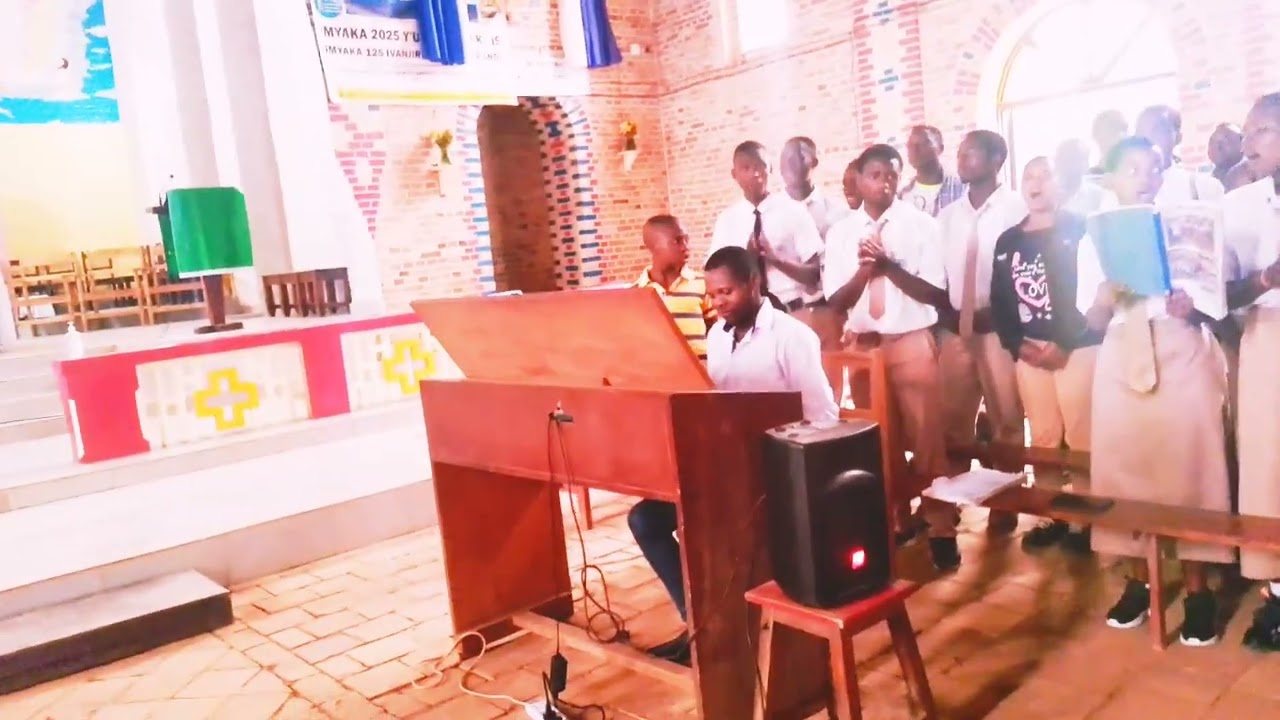 HAGURUKA UGENDE PAR HAGENIMANA  FABIEN PERFORMED BY CHORAL SAINT ALBERT RULINDO 