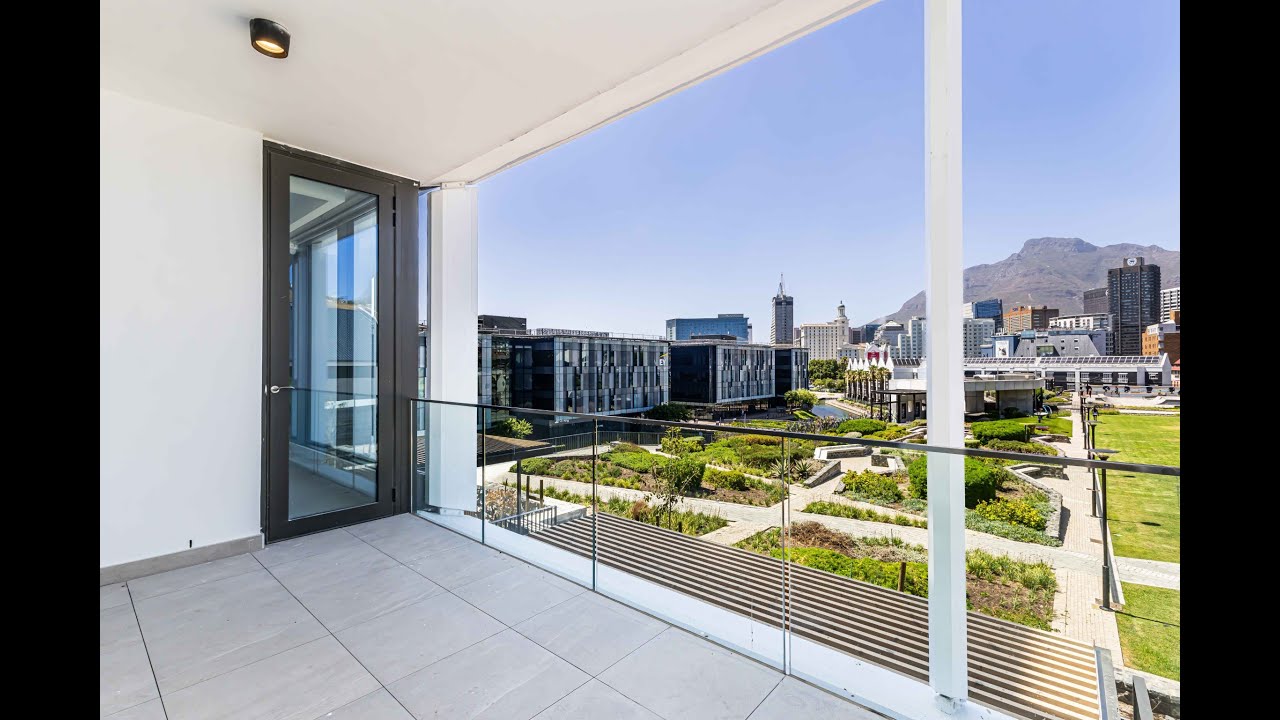 SENSATIONAL TABLE MOUNTAIN VIEWS | WATERFRONT | ZAR 13 000 000
