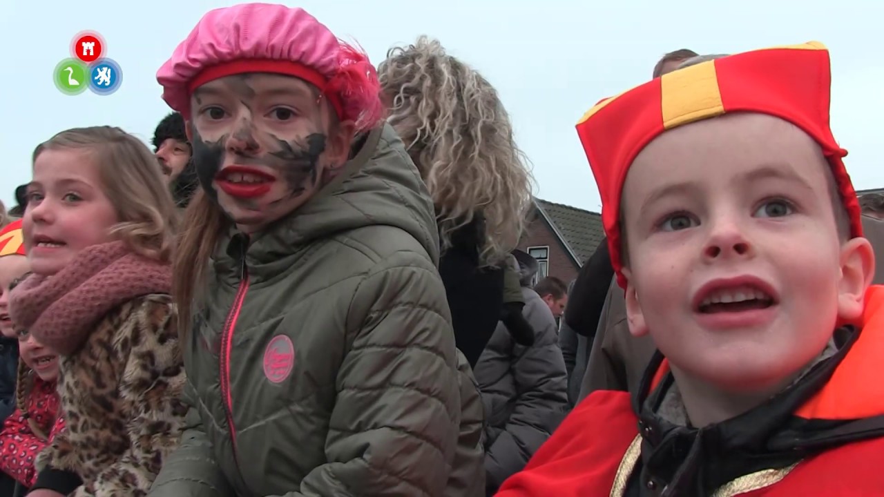 Sinterklaas zet met zijn Pieten voet aan wal in Langedijk