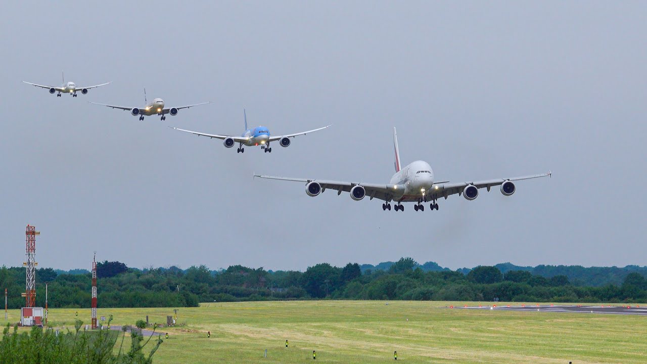 🇬🇧 MANCHESTER Airport Plane Spotting + Aircraft & Flight Route Information Subtitles !