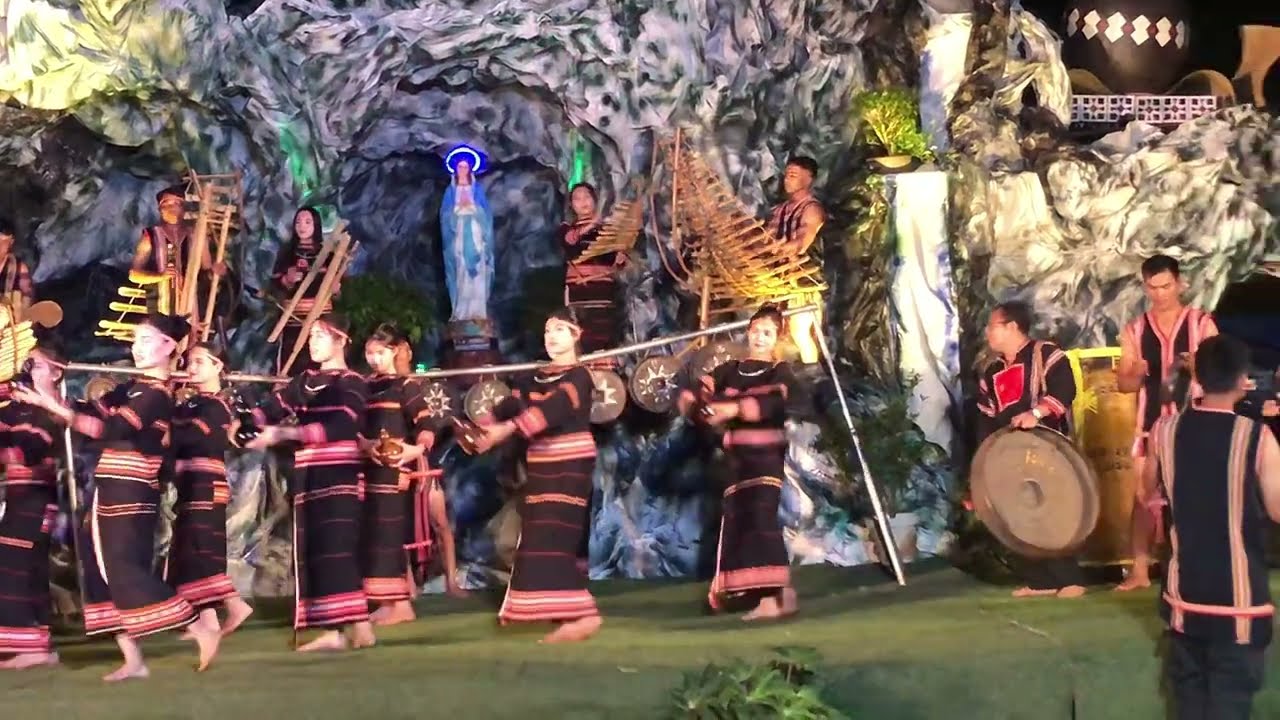 Pơphun: Hòa Tấu Cồng Chiêng - T'Rưng và múa 
