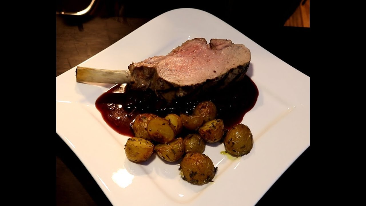 Kalbskarree in einer Salzkruste mit Rosmarinkartoffeln und Schalotten-Rotwein Soße