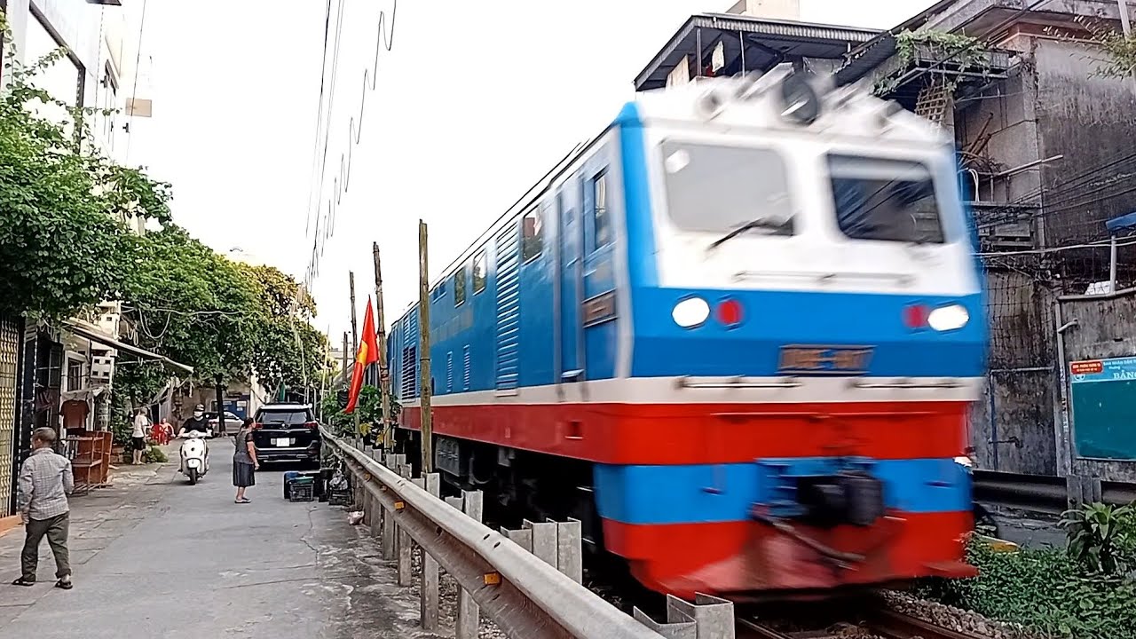 [437] D19E-907 kéo tàu SE6 (17:26) (20/9/2025)