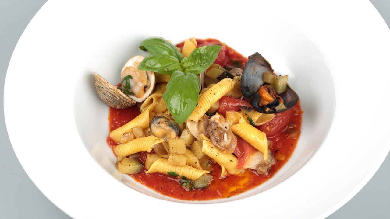 Le ricette di Bruno Barbieri: Fricandò di conchiglie e melanzane con datterino rosso