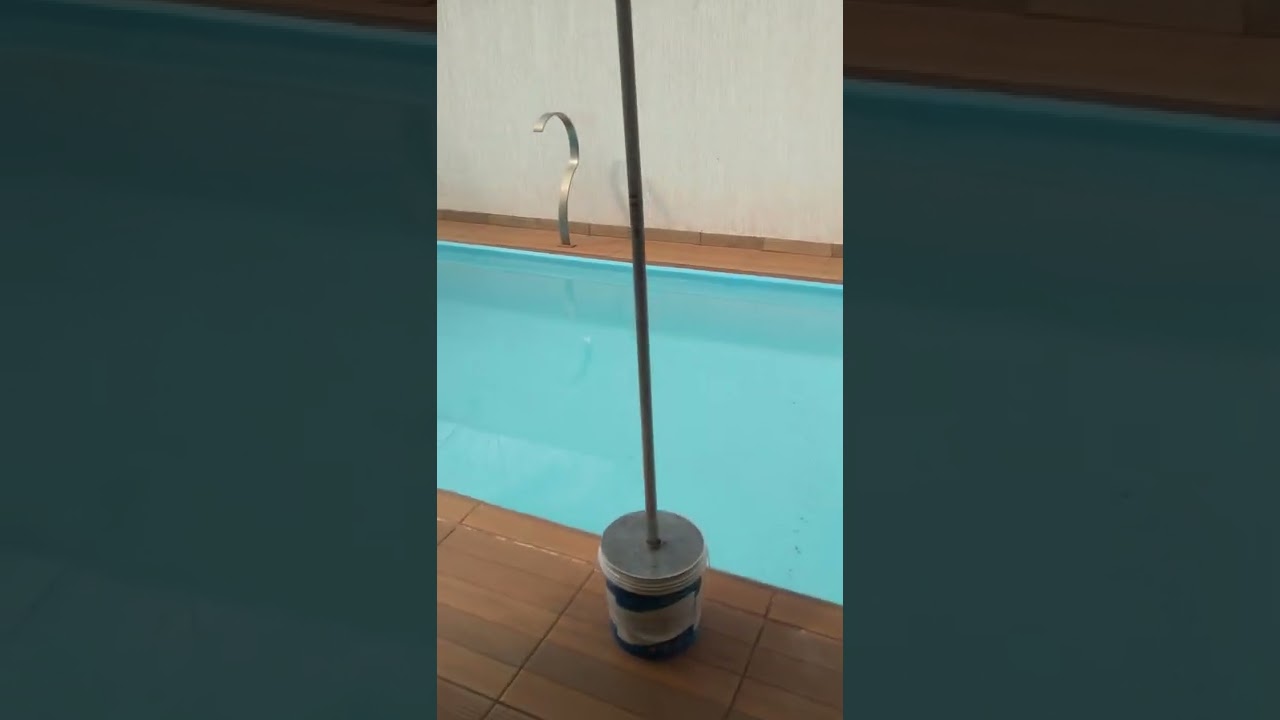 suporte para guarda-sol, feito com balde de cloro, super f&aacute;cil