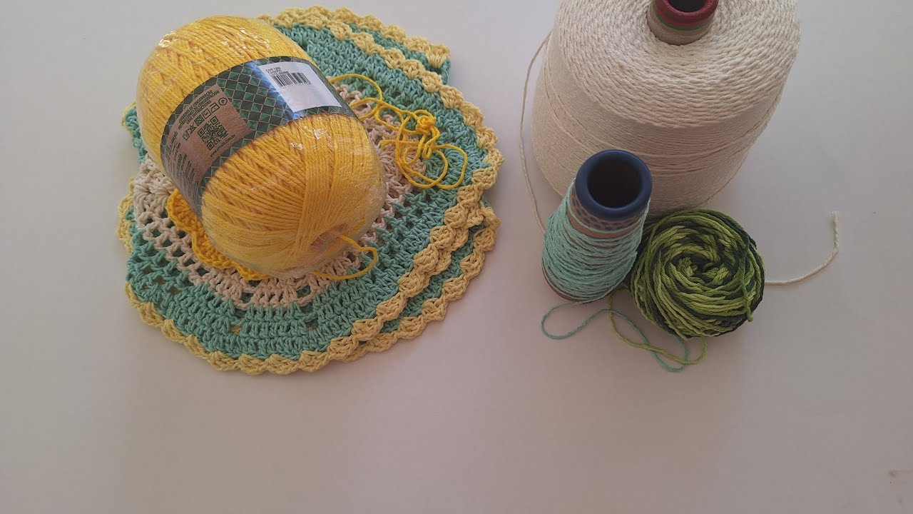 #lacrandocomascores Trilho de Mesa Amarelo + Porta-Copos em Crochê