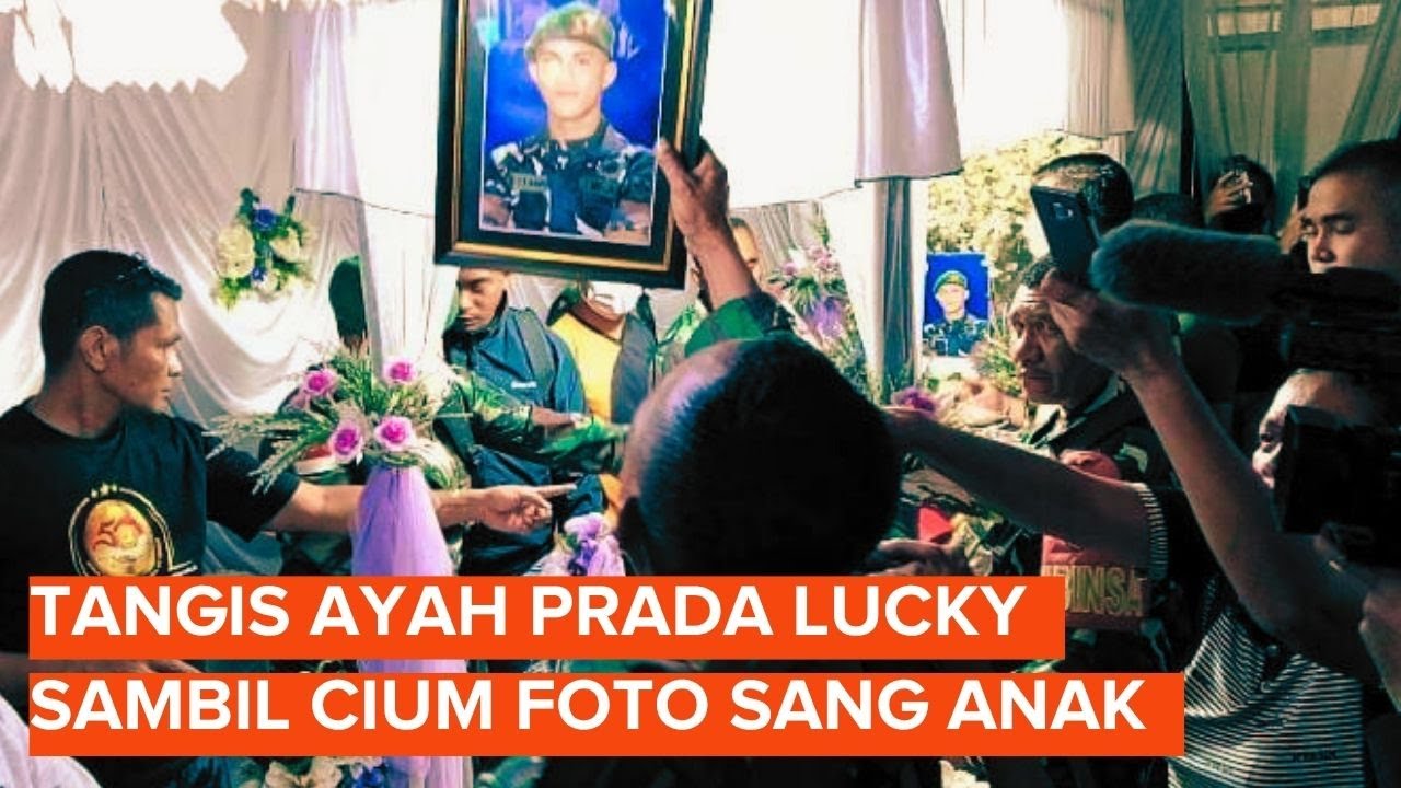 Momen Serma Christian, Ayah Prada Lucky Menangis dan Cium Foto Putranya di Depan Peti Jenazah