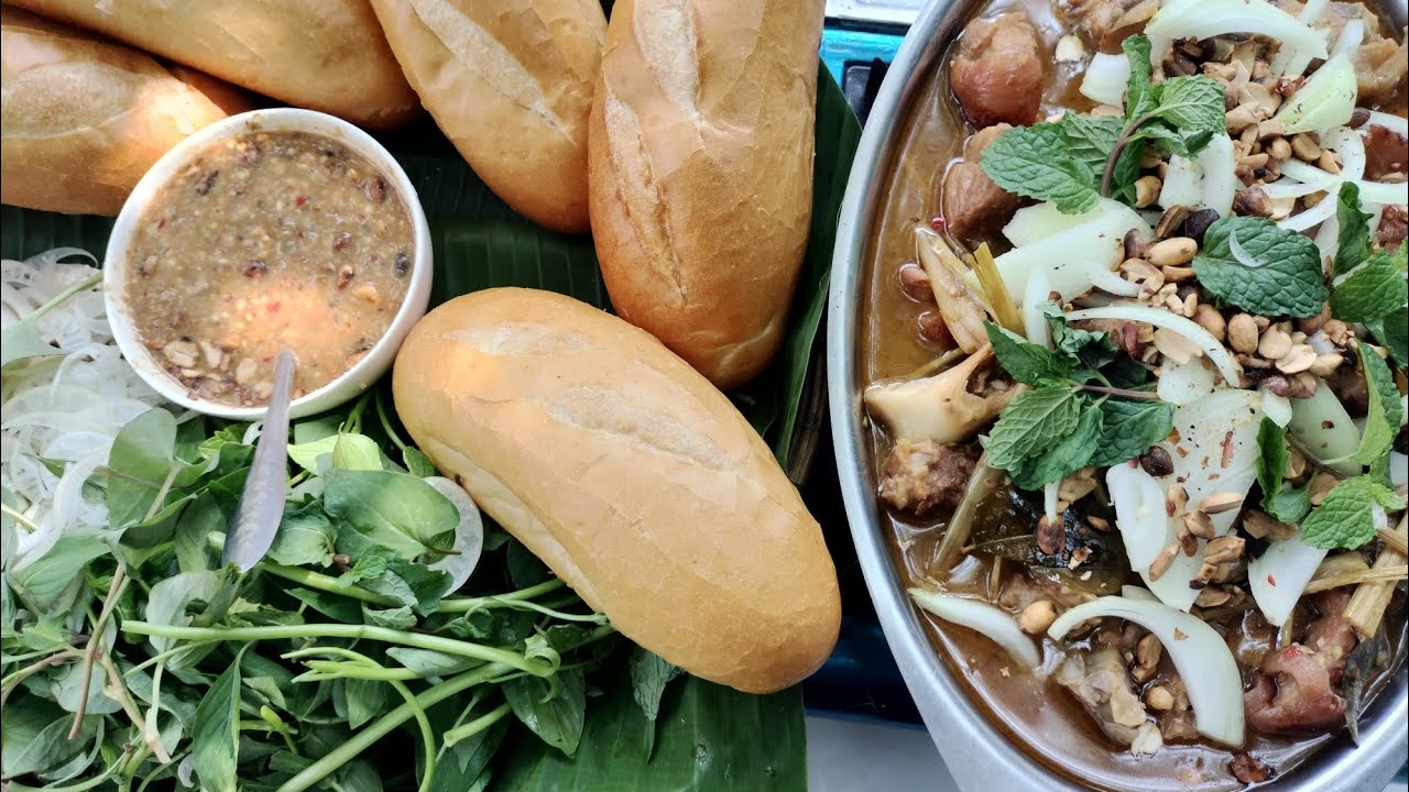 Bắp Giò Heo Giả Cầy Chấm Mắm Thắm Rau Sống Bánh Mì
