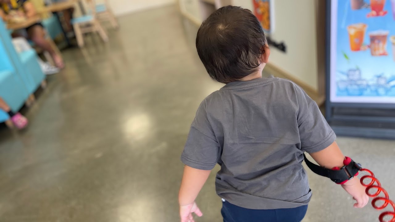 Kita ke market yg di isite abis itu Kita beli bubble tea minuman yg segar segar 