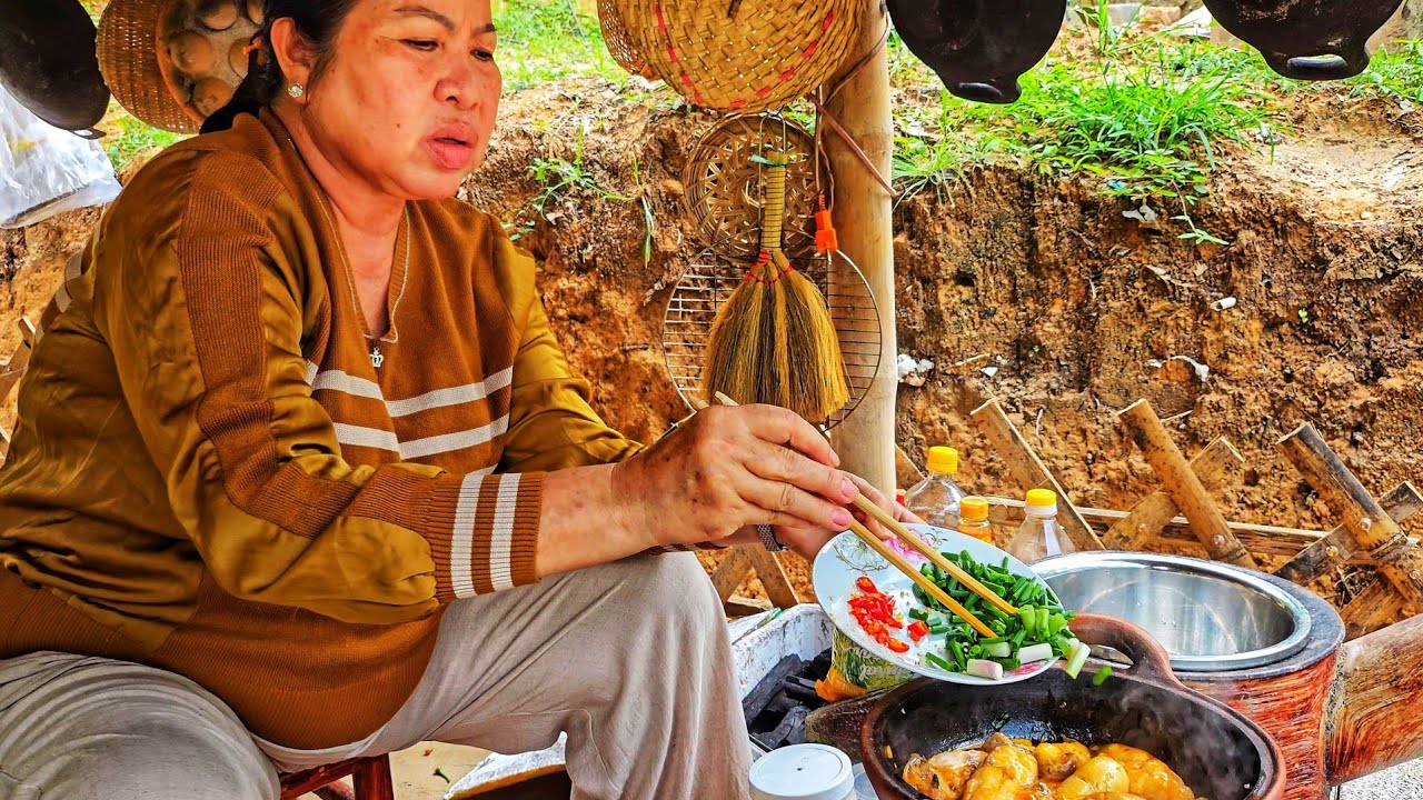 Cá Hú kho tộ miền tây kết hợp cùng canh bông bí của mẹ, bữa cơm đơn giản mà ấm áp | uthuyvlogs.