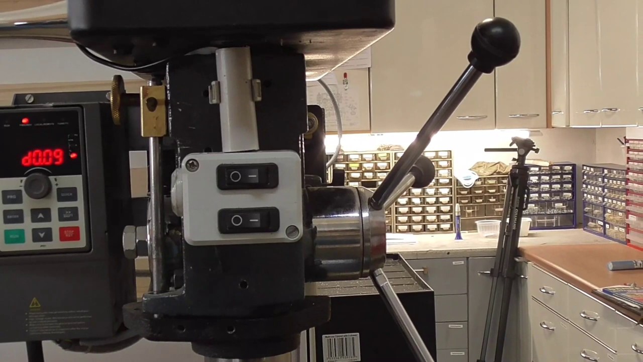 Gewindeschneiden auf Standbohrmaschine mit elektronischer Drehzahlregelung. Tapping on Drill Press