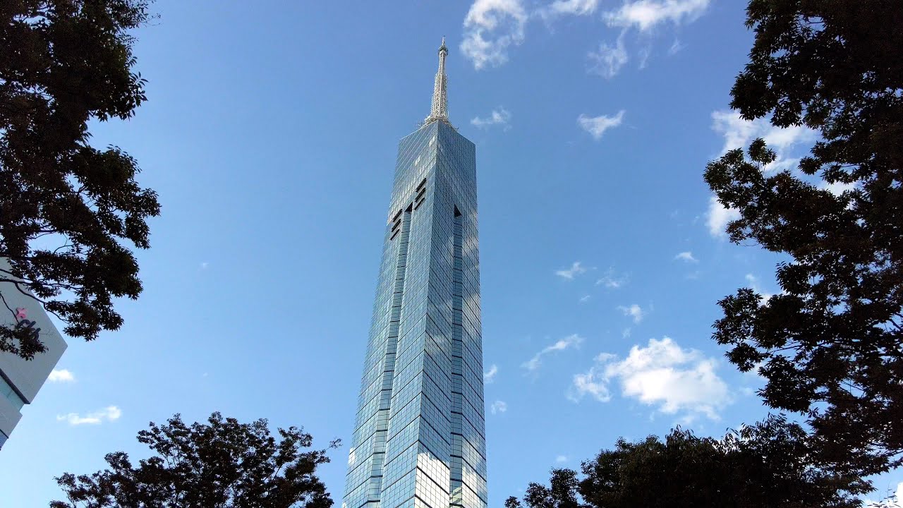 Caminando hacia la torre de Fukuoka Japón - 4K 