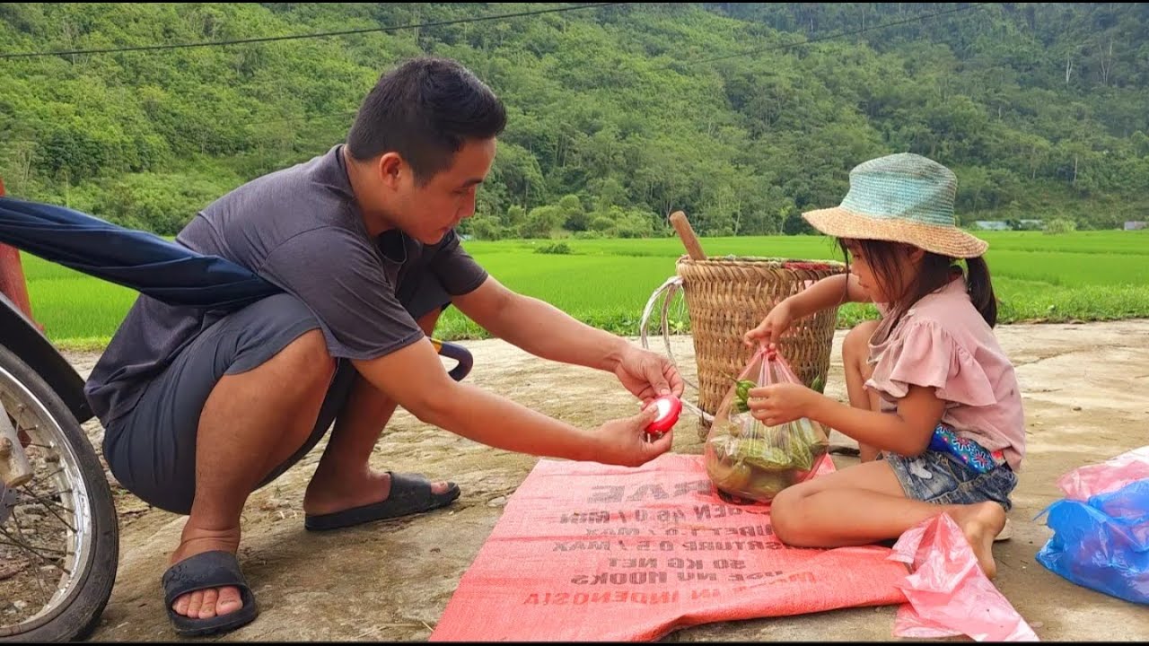 FULL VIDEO - Poor 8 year old girl works hard alone in gardening and construction to make a living.