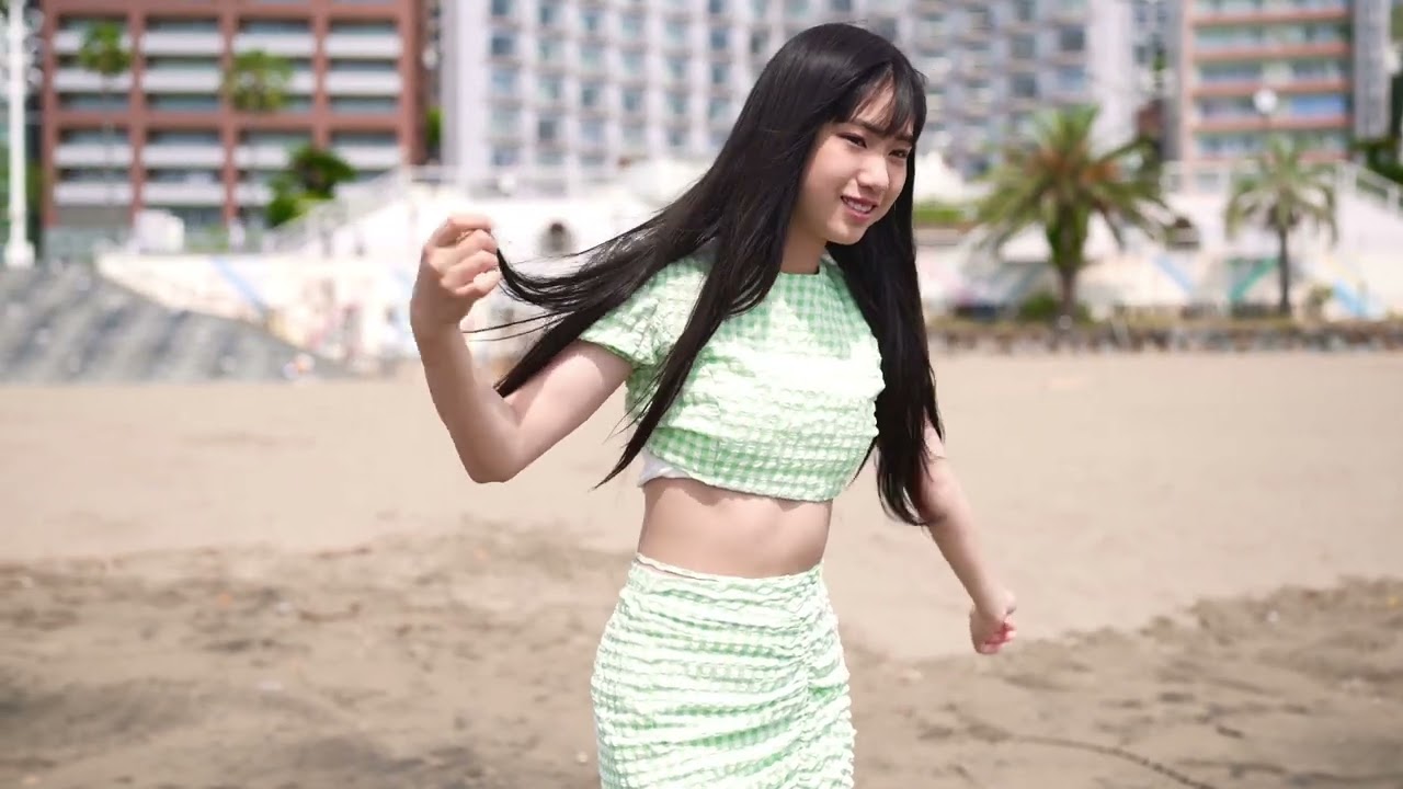 熱海サンビーチ海岸、サマーウエアでポートレートモデル撮影テイク2の様子です。モデルはMIO( RISING/ZERO-Ⅴ)