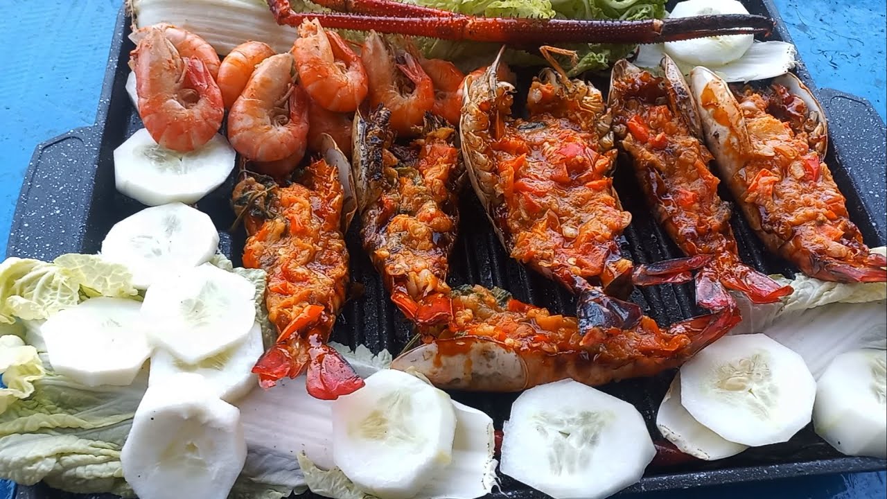 Cook grilled prawns in the boat. Nikmatnya mancing dan masak udang panggang mandi sambal