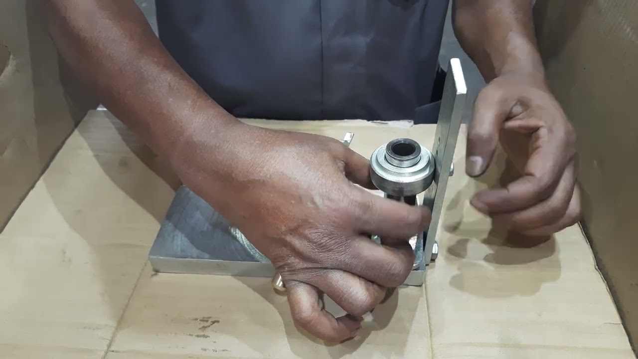 Piston axial play checking tool