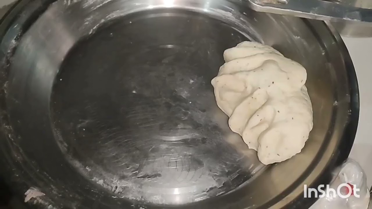 अगर खाने का मन है कुछ नमकीन तो बनाए टेस्टी नमकपारे 😋 एकदम बाज़ार जैसा 👌please like subscribe  share 