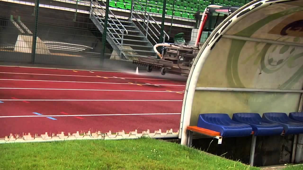 Nettoyage de piste d'athlétisme par AQUA CLEAN
