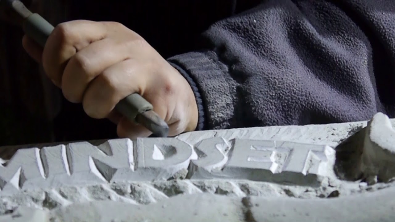 Schrift in Stein Schrifthauen Cutting a Letter in Stone carving